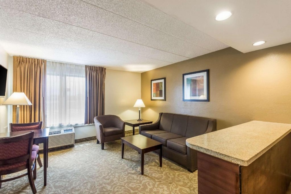 Quality Suites Milwaukee Airport Image 13