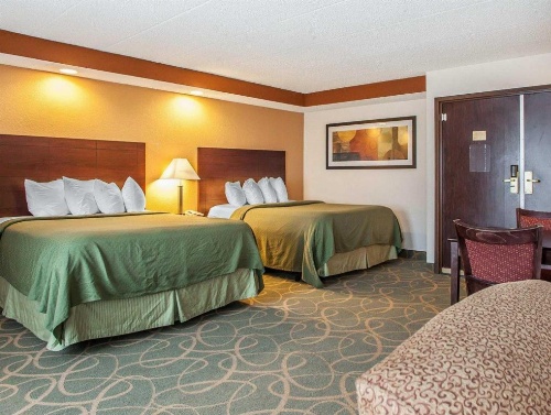 Quality Suites Milwaukee Airport image 14