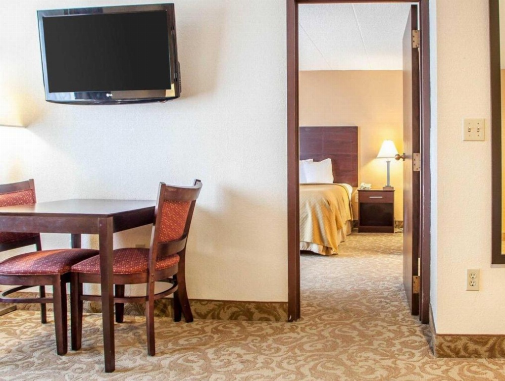 Quality Suites Milwaukee Airport Main image