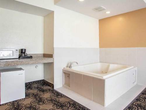 Quality Suites Milwaukee Airport image 19
