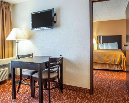 Quality Suites Milwaukee Airport image 4