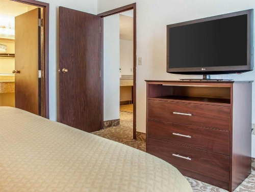Quality Suites Milwaukee Airport image 45