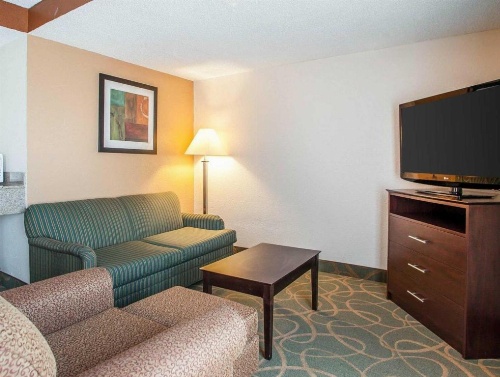 Quality Suites Milwaukee Airport image 6