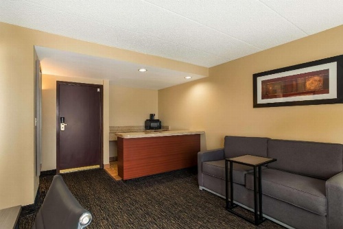 Quality Suites Milwaukee Airport image 7